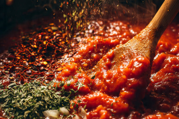 wide-cooking-scene-800x500-of-creamy-tomato-sauce-
