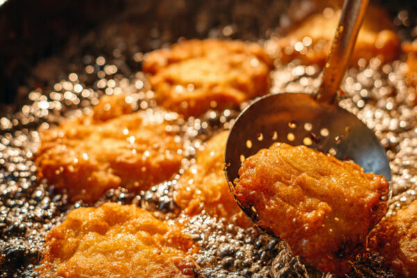 wide-cooking-scene-of-bread-pakoras-frying-in-hot-