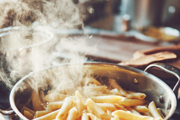 wide-landscape-cooking-scene-800x500-of-penne-past