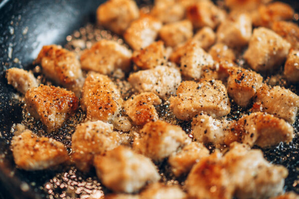 wide-skillet-cooking-scene-800x500-with-diced-chic